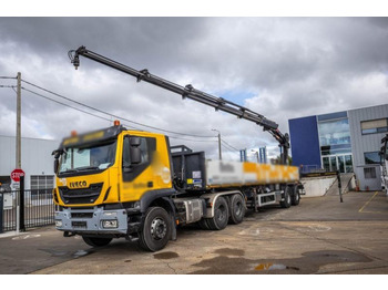 Camion plateau IVECO Trakker