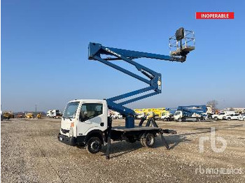 Camion avec nacelle NISSAN