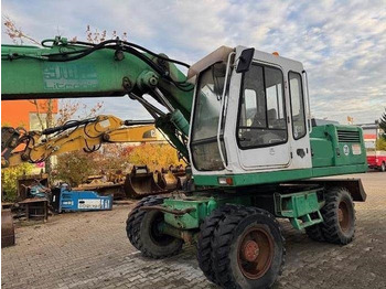 Pelle sur pneus LIEBHERR A 902