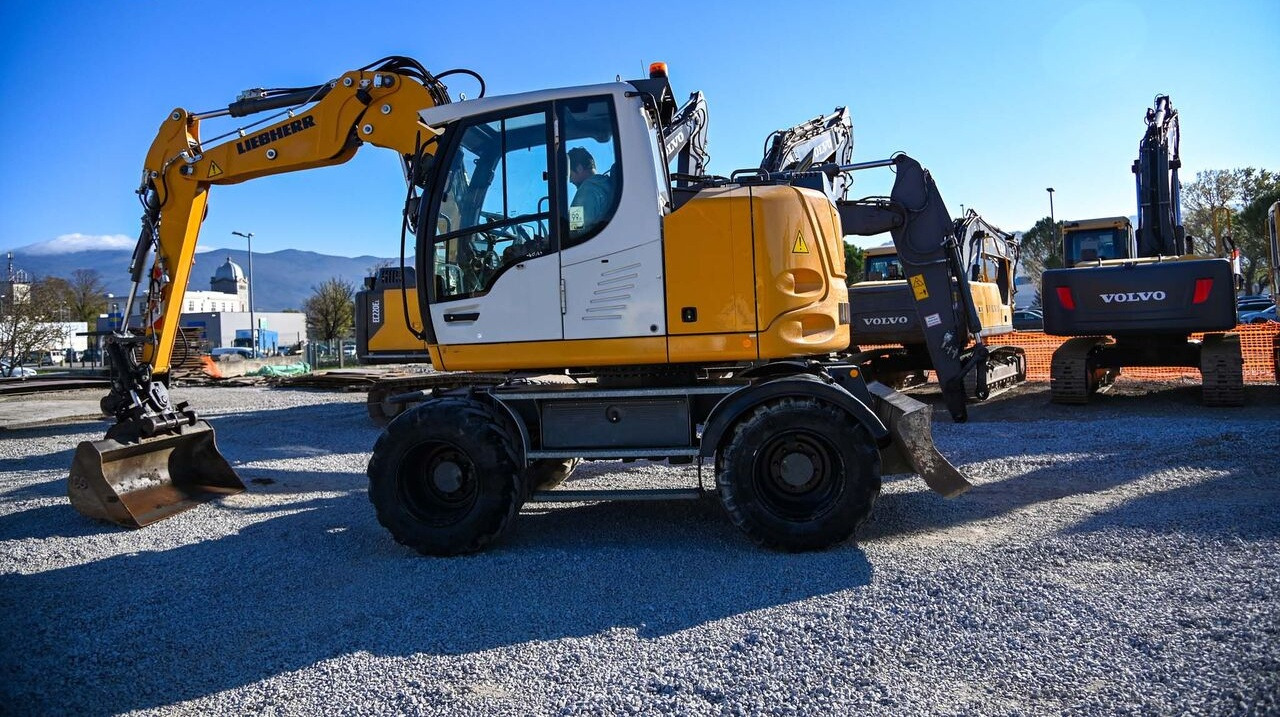 Pelle sur pneus Liebherr A910: photos 26