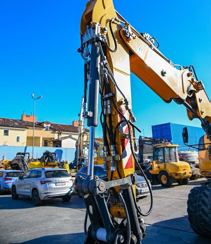 Pelle sur pneus Liebherr A910: photos 12