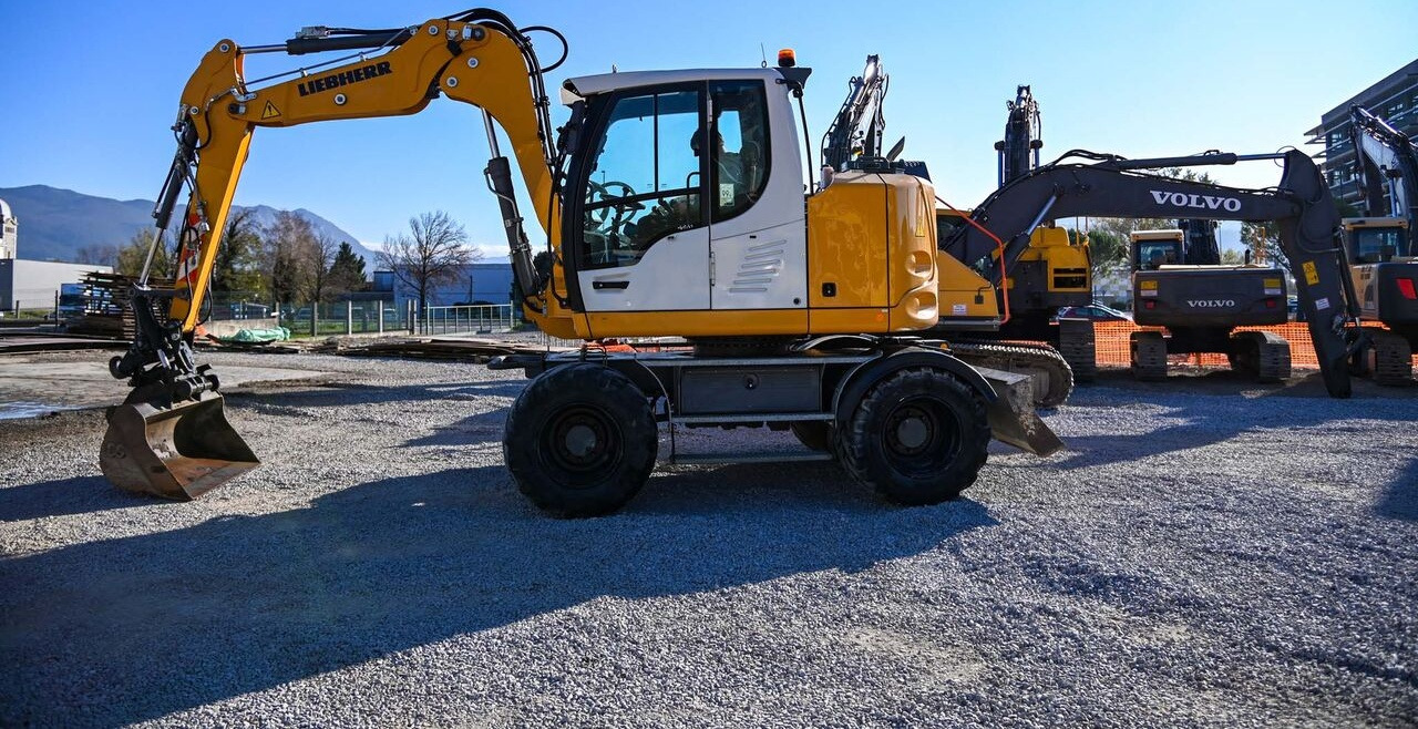 Pelle sur pneus Liebherr A910: photos 25